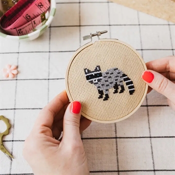 RACOON BEGINNER CROSS STITCH KIT fra Cotton Clara